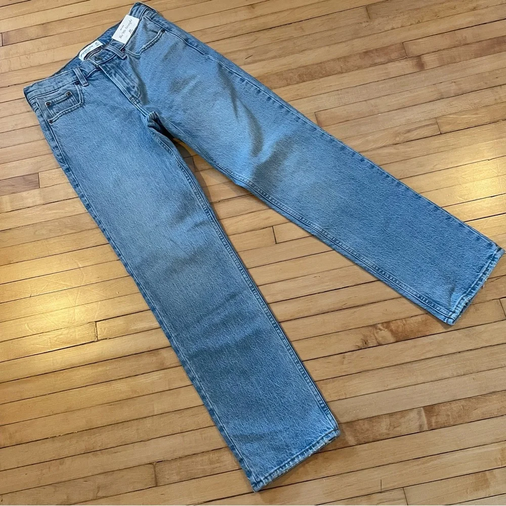 ABERCROMBIE & FITCH NWT The 90's Straight Mid Rise Jeans Medium Wash 25 Regular